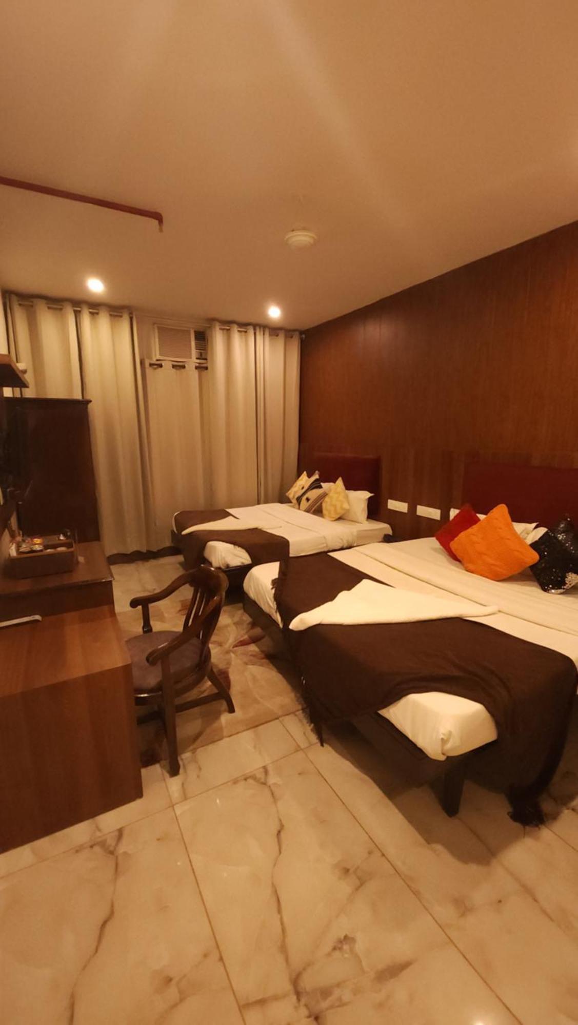 Hotel Vrs Inns Chandigarh Exterior photo