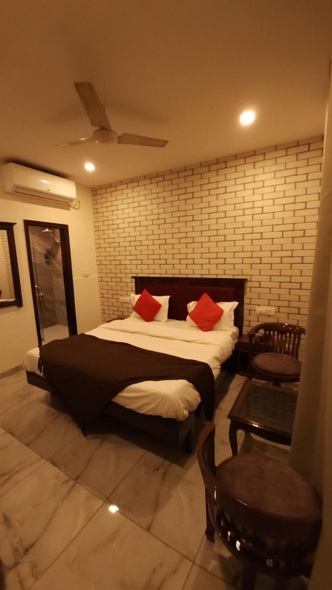 Hotel Vrs Inns Chandigarh Exterior photo